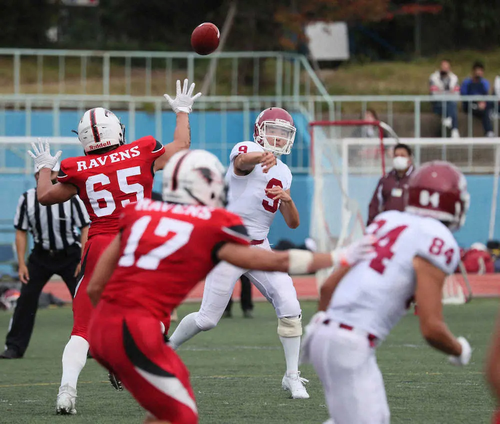 【画像・写真】＜神戸大・立命館大＞1Q、パスを出す立命館大・野沢（撮影・後藤　正志）