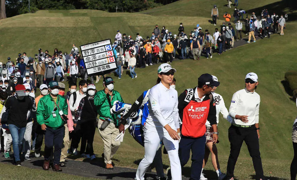 13番 大勢のギャラリーを引き連れラウンドする渋野日向子 中央 撮影 西尾 大助 スポニチ Sponichi Annex スポーツ