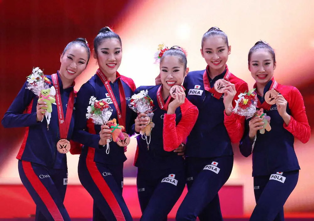 新体操・世界選手権　団体種目別フープ・クラブで銅メダルを獲得し、笑顔を見せる日本チーム