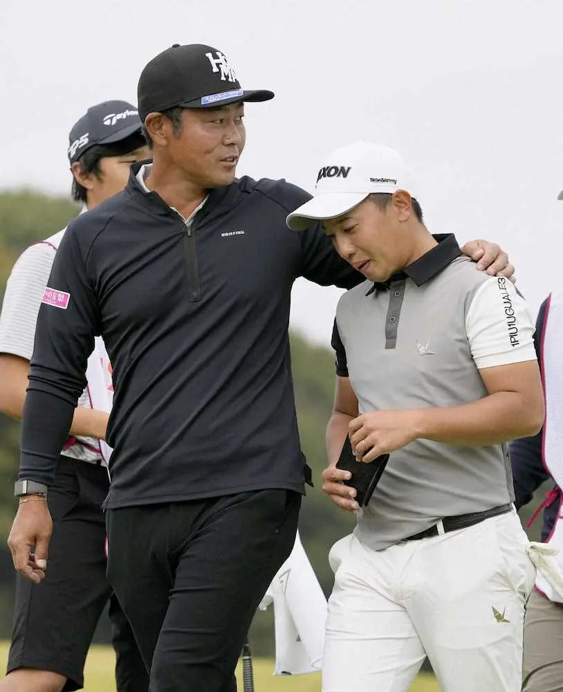 【画像・写真】優勝を逃し、谷原秀人（左）に慰められる植竹勇太