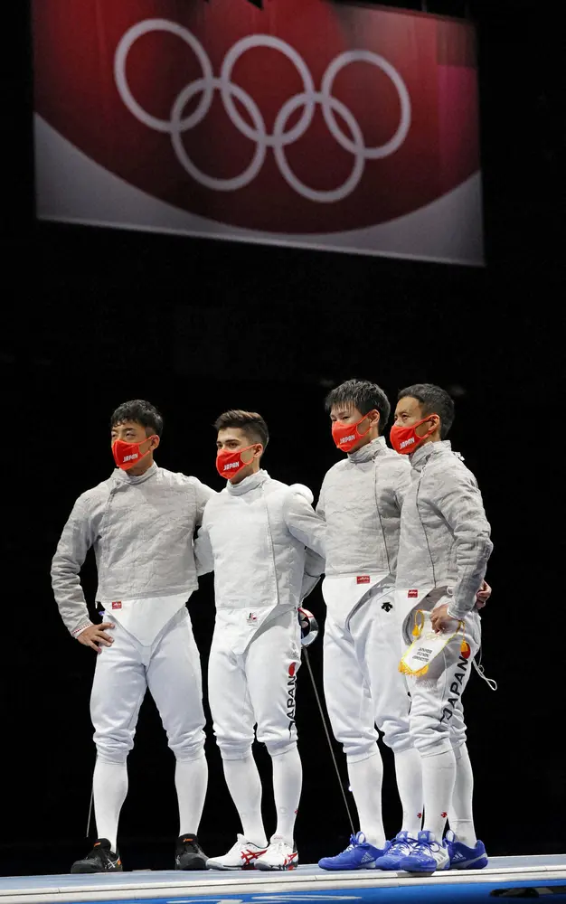 東京五輪に男子サーブル団体で出場した徳南堅太（左端）