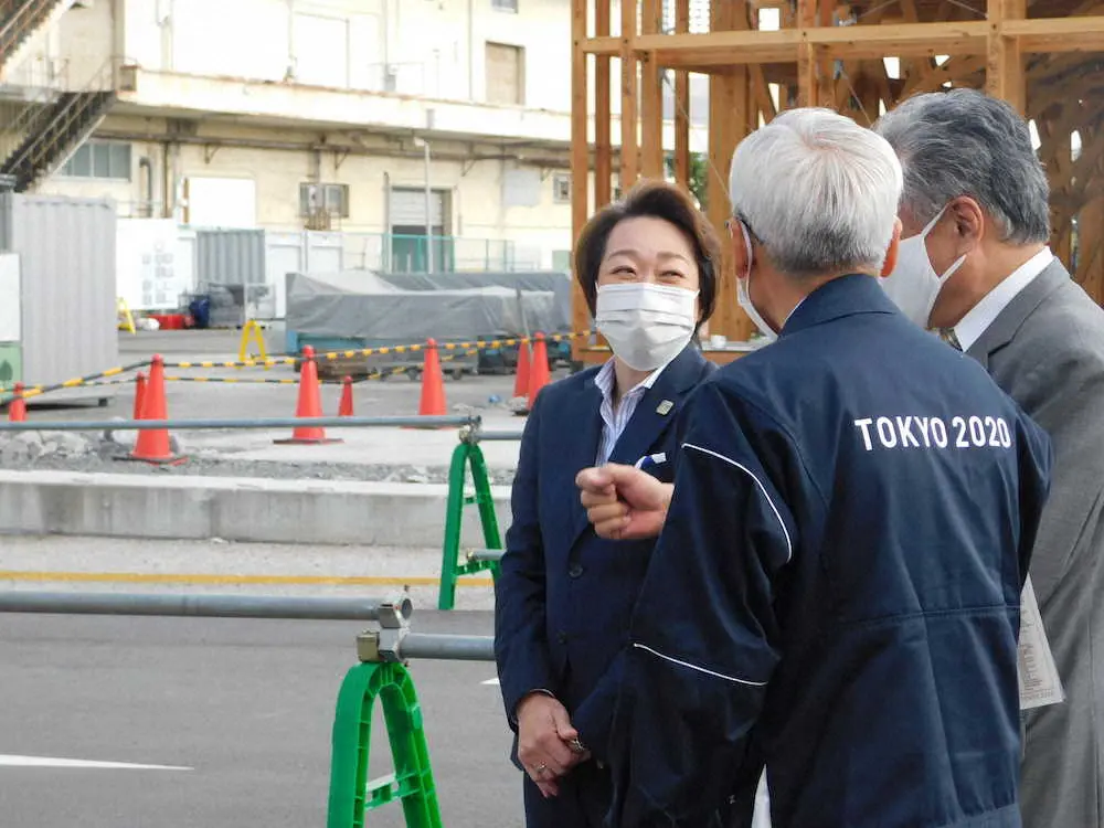 東京五輪・パラリンピック選手村ビレッジプラザの木材返却作業を視察し、関係者の話に笑顔を見せる大会組織委員会の橋本聖子会長