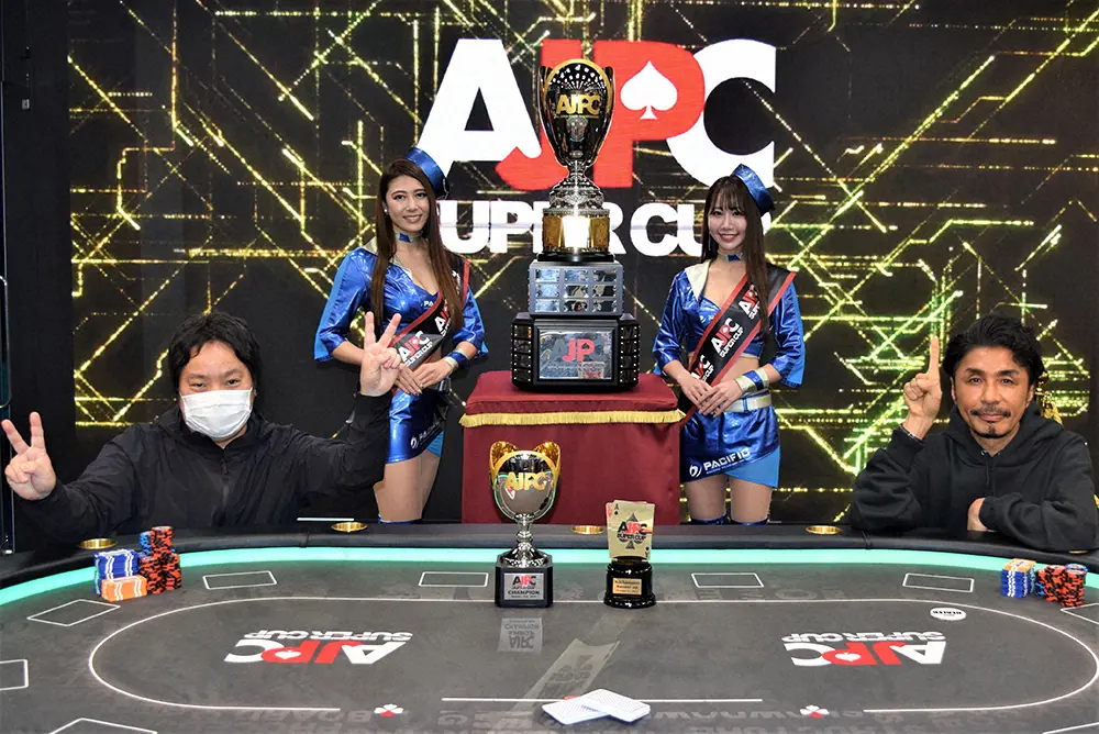 「AJPC　SUPER　CUP2021」ファイナルテーブルのヘッズアップに進出した小林弘和さん（右端）と角田弘太郎さん（左端）