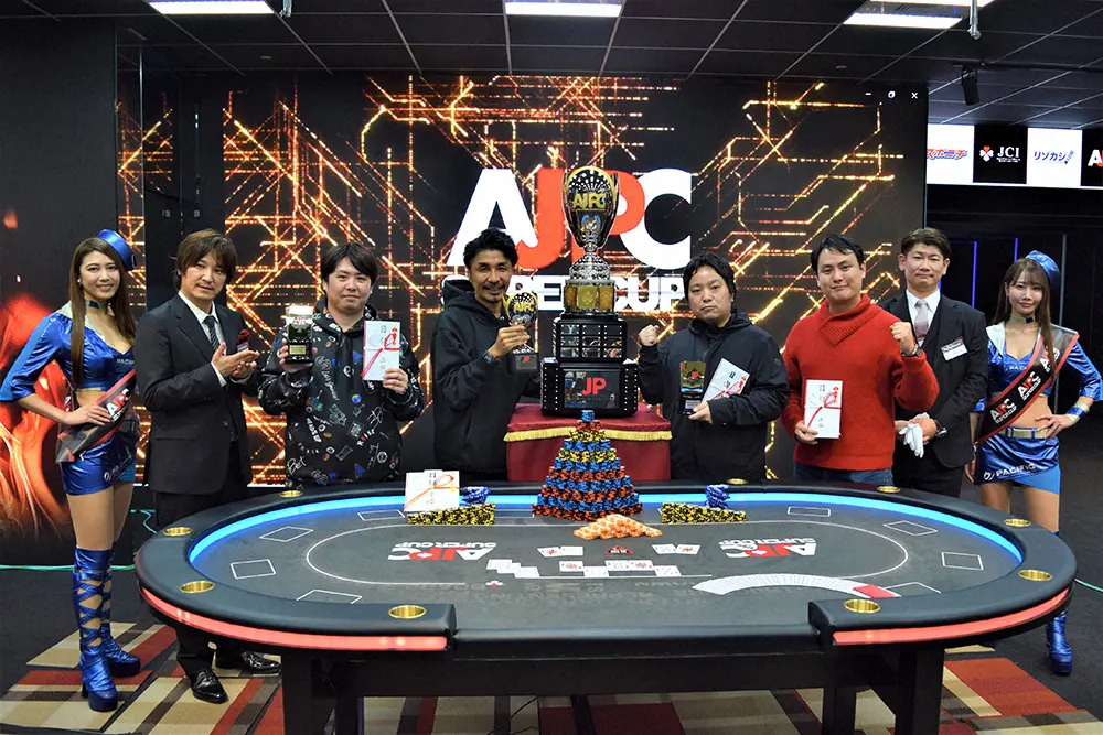 上位入賞者たちと記念撮影に収まる「AJPC　SUPER　CUP」初代王者の小林弘和さん（中央左）