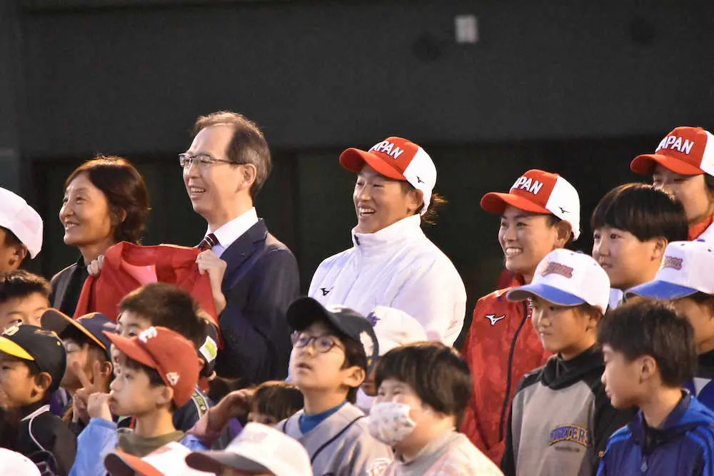 福島市の県営あづま球場で行われた「SOFT　JAPAN　ゴールドメダリストセレモニー」で、地元の子供たちと記念写真に納まる上野（中央）ら