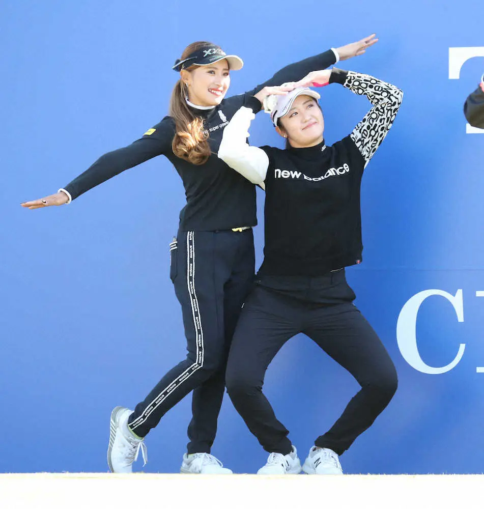 Totoポーズ で臼井 左 と記念撮影を行う稲見 撮影 成瀬 徹 スポニチ Sponichi Annex スポーツ