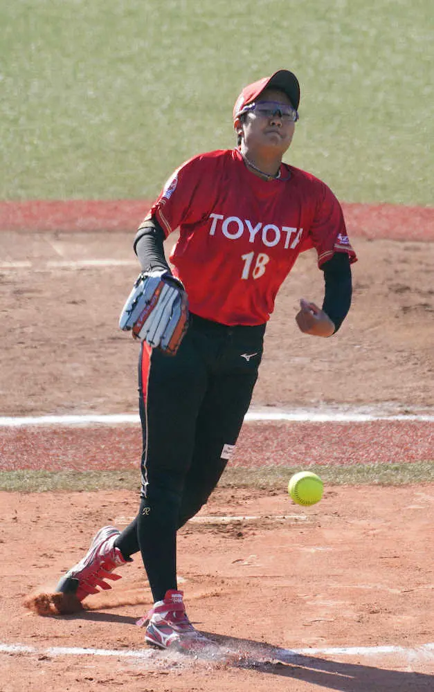 【画像・写真】＜日本女子ソフトボールリーグ決勝トーナメント3位決定戦　トヨタ自動車・ホンダ＞力投するトヨタ自動車先発・後藤（撮影・郡司　修）
