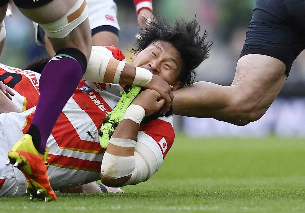 【画像・写真】タックルする稲垣（ロイター）