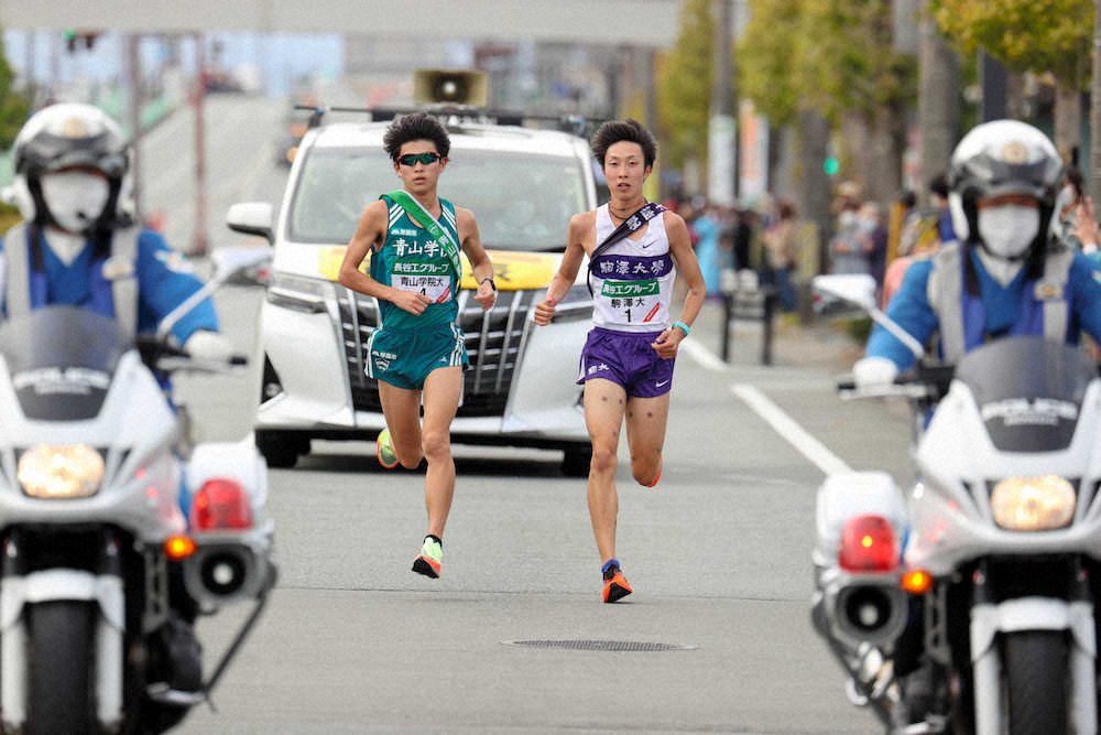 8区で競り合う駒沢大の花尾（右）と青学大の飯田（代表撮影）
