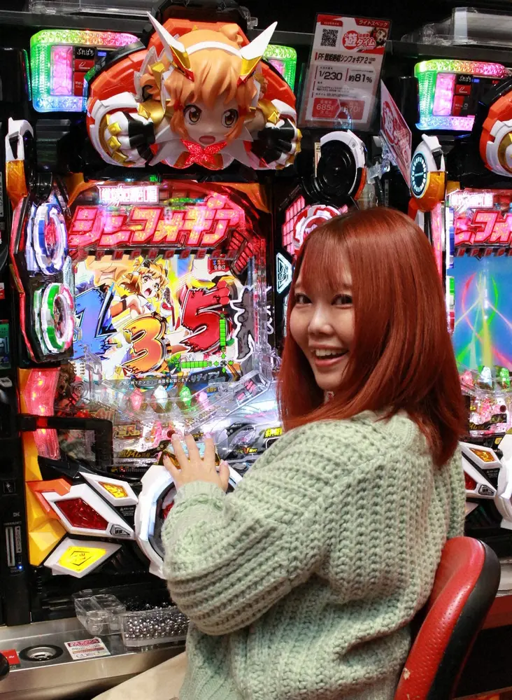 【画像・写真】「Pフィーバー戦姫絶唱シンフォギア2」の新台を前にポーズをとるりんか隊長