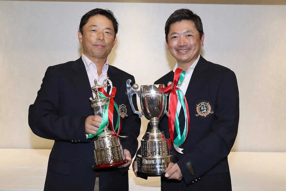 ＜内閣総理大臣杯第52回日本社会人ゴルフ選手権＞トロフィーを手に笑顔を見せるシニアクラスで優勝した町田（左）とレギュラークラスで優勝した豊島（撮影・河野　光希）