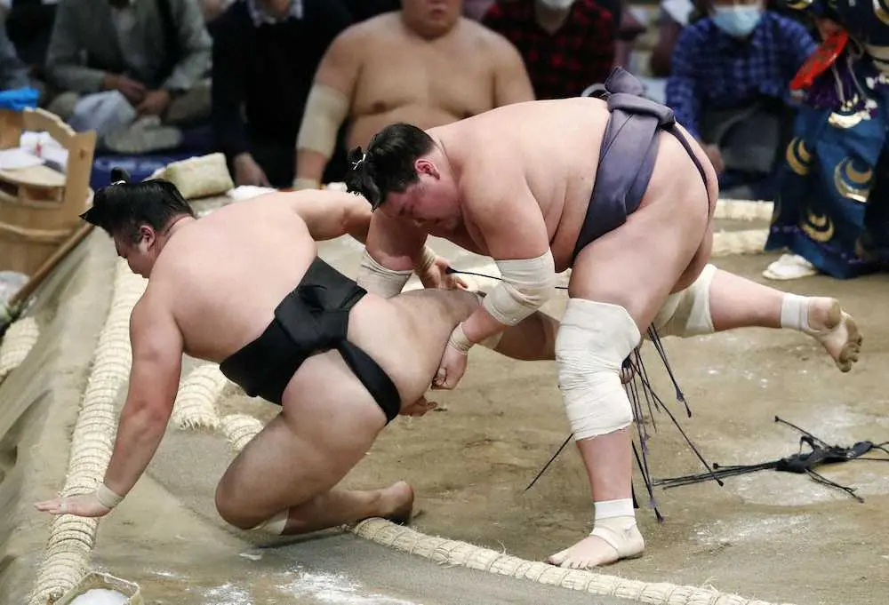 【画像・写真】照ノ富士　元白鵬に見せた貫禄白星、見守った2年前と逆　新横綱連覇へ好発進