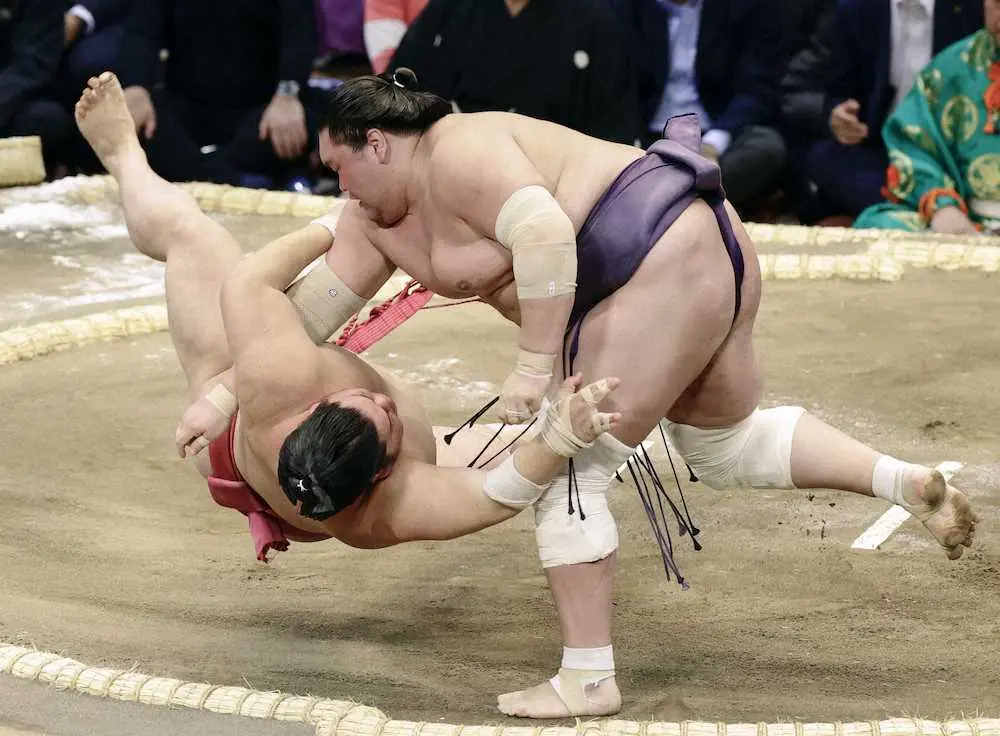 【画像・写真】一人横綱・照ノ富士は逆転で連勝　両大関快勝、関脇は明暗