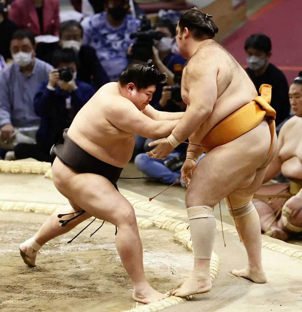 【画像・写真】阿炎、無傷4連勝　元三役の実力者が7場所ぶり再入幕で存在感