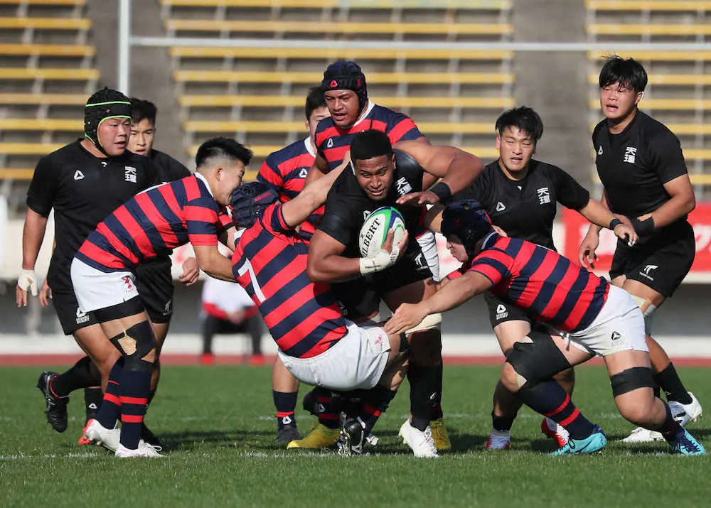 【画像・写真】＜京産大・天理大＞前半、天理大・アシペリ・モアラの突進を食い止める京産大・フィフティーン（撮影・後藤　正志）