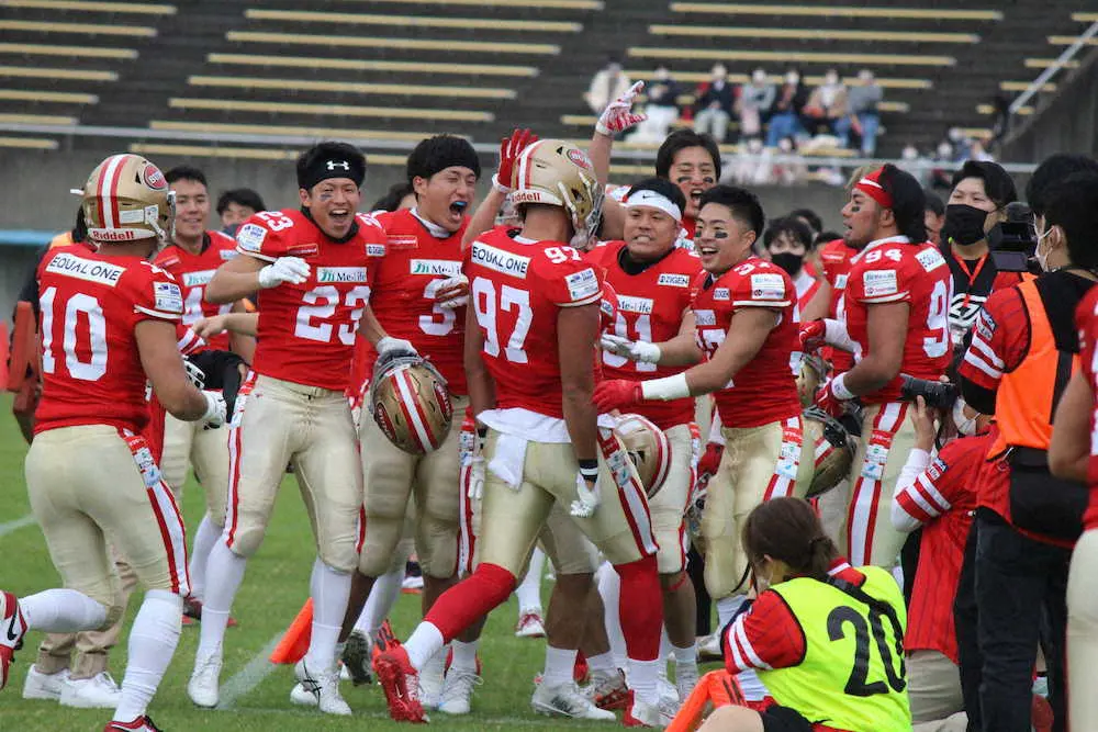 【画像・写真】＜イコールワン福岡SUNS・電通キャタピラーズ＞2Qに追加点を挙げ盛り上がるイコールワン福岡SUNSの選手たち