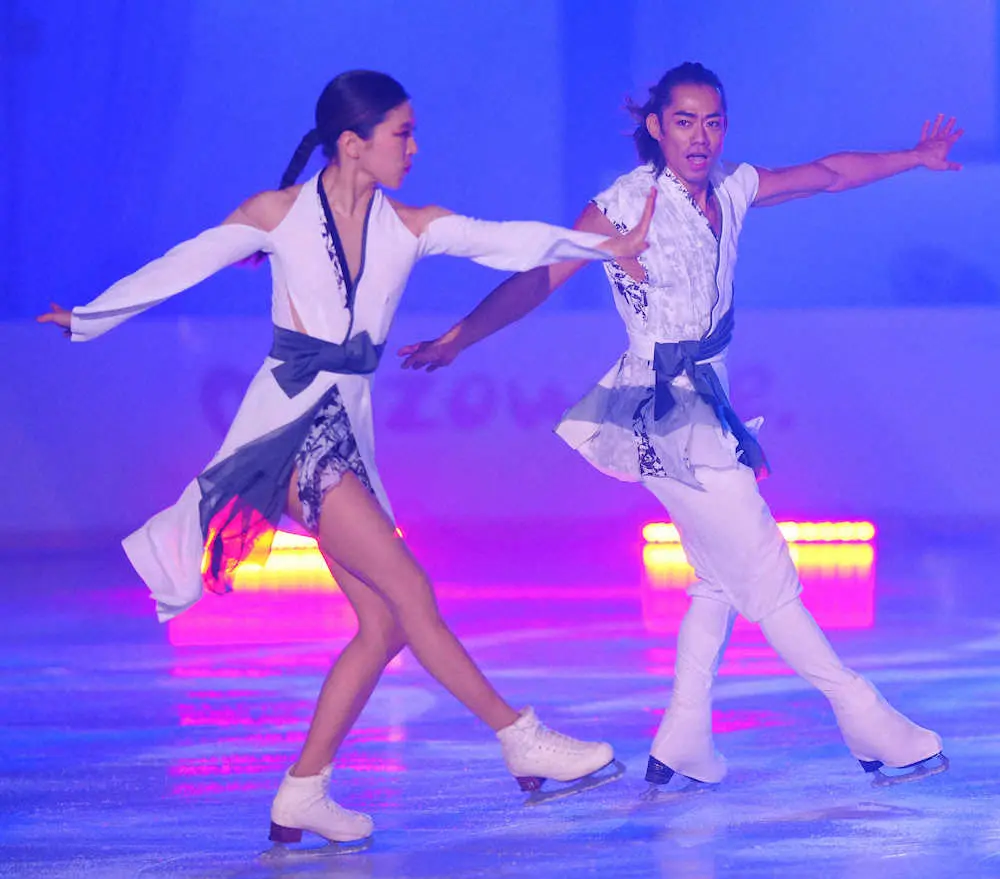 ポーランドフィギュアスケート協会100周年記念gala 白の衣装で ソーラン節 琴 を滑る村元哉中 高橋大輔組 撮影 小海途 良幹 スポニチ Sponichi Annex スポーツ