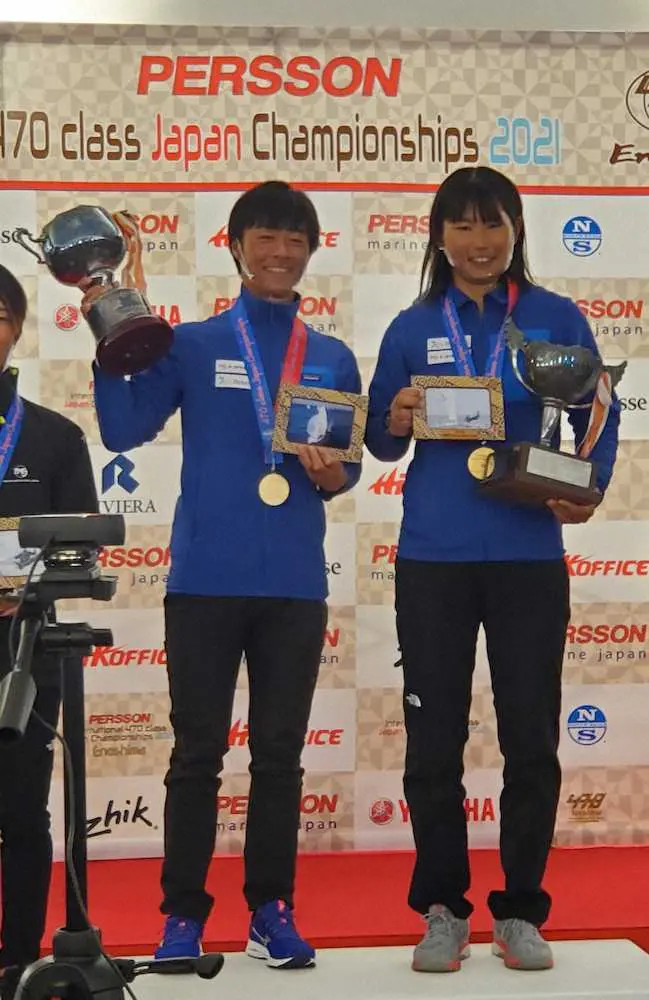 全日本選手権で優勝した岡田（左）・吉岡組