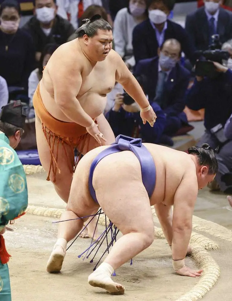 【画像・写真】御嶽海　玉鷲下し2桁勝利！大関昇進へ足掛かり「負けられない気持ちが強かった」