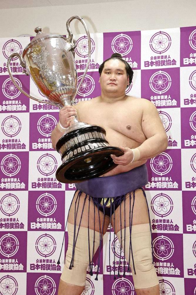 　大相撲九州場所で優勝し、賜杯を手にする照ノ富士
