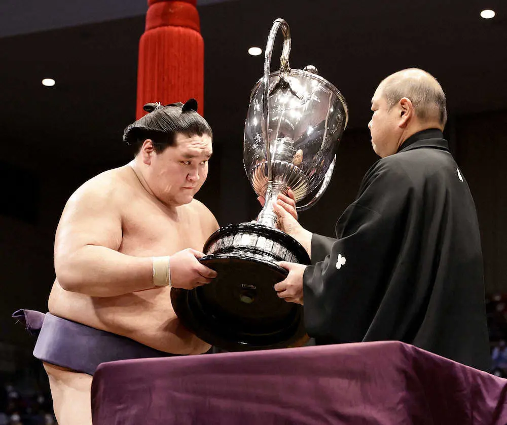 大相撲九州場所で2場所連続6度目の優勝を果たし、日本相撲協会の八角理事長（右）から賜杯を受け取る横綱・照ノ富士