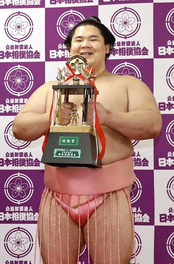 大相撲九州場所で技能賞を受賞した宇良