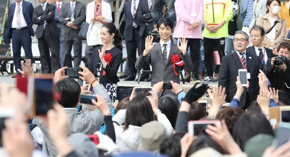 17年、フィギュアスケートモニュメント除幕式でファンに手を振る羽生と荒川氏（左）（撮影・西海　健太郎）