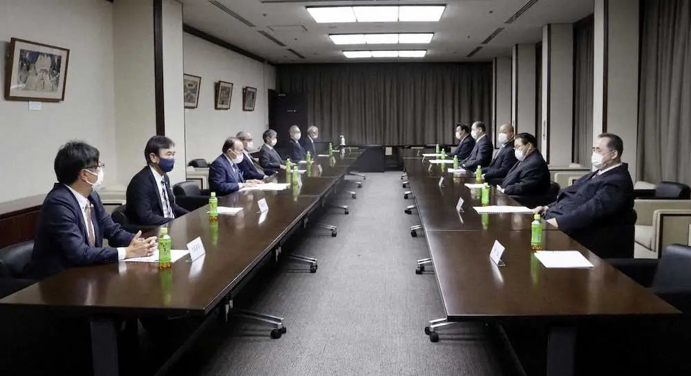 東京・両国国技館で開かれた横綱審議委員会の会合。右列中央は日本相撲協会の八角理事長（日本相撲協会提供）