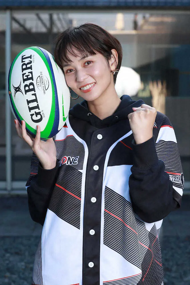 ＜JAPAN　RUGBY　LEAGUE　ONE　来社＞来社し、笑顔を見せるJAPAN　RUGBY　LEAGUE　ONEオフィシャルサポーターの依吹怜（撮影・河野　光希）