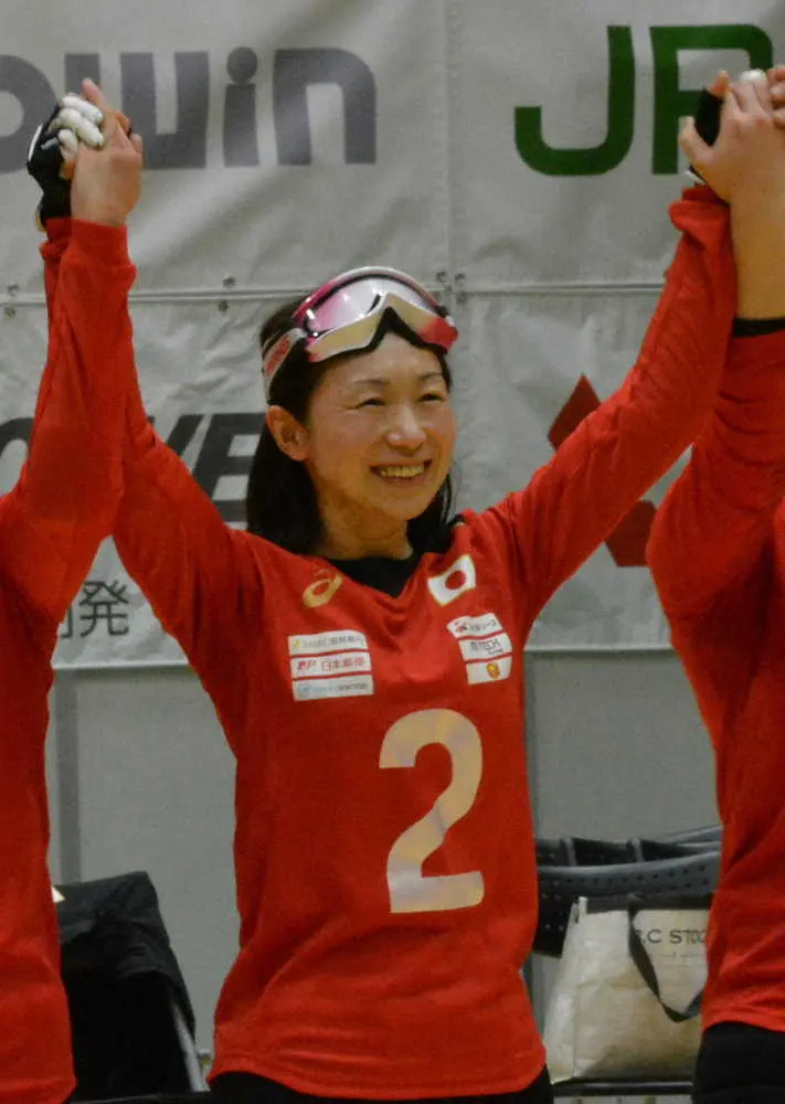 ＜女子日本代表候補B・同C＞延長後のエクストラスローでBチームを勝利に導く得点を挙げ、笑顔でスタンドに挨拶する浦田