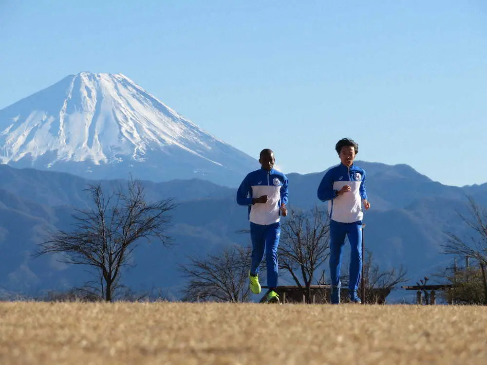 雄大な富士山をバックに練習する山梨学院大のオニエゴ（左）と坪井　　　　　　　　　　　　　　　　　　　　　　　　　　　　　　　