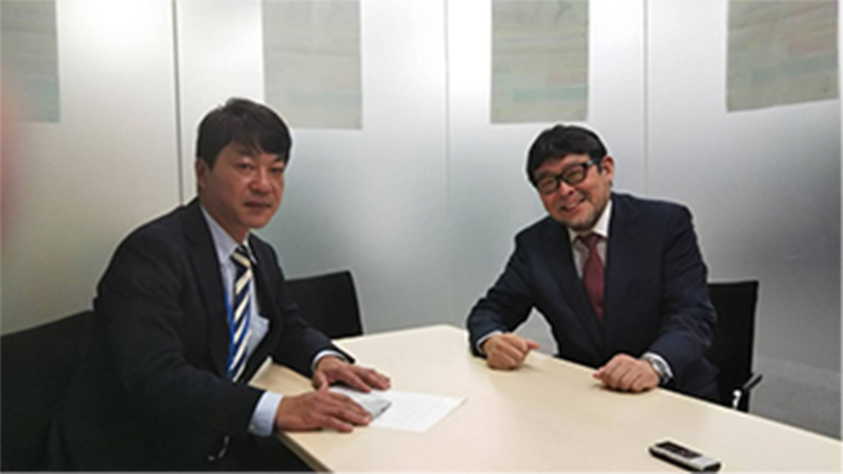 関西国際大学学長・濱名篤氏（右）と岡泰秀スポキャリ取締役会長