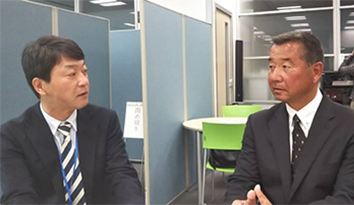 大阪産業大学野球部監督・宮崎正志さん（右）と岡泰秀スポキャリ代表取締役会長