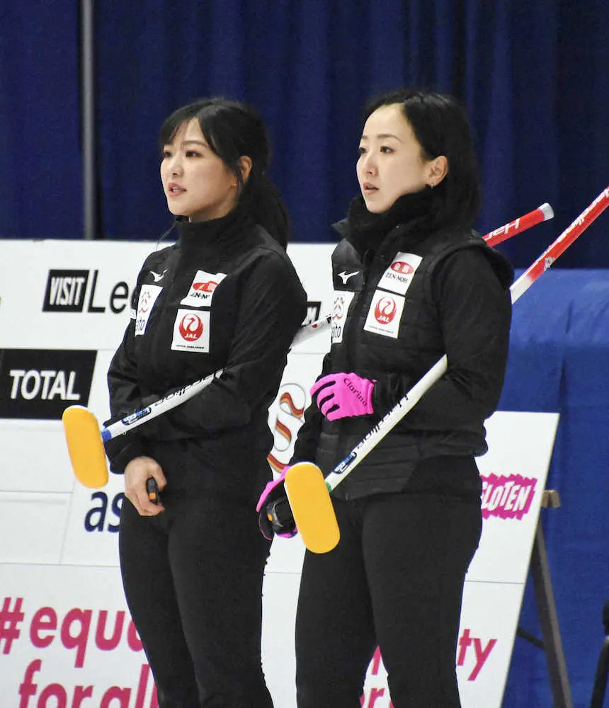 カーリング五輪最終予選女子プレーオフ、韓国戦で作戦を練るロコ・ソラーレの吉田知（左）と藤沢
