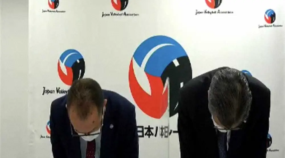 理事会後の記者会見で謝罪した日本バレーボール協会の嶋岡健治会長（右）と高野和弘ビーチバレーボール事業本部長