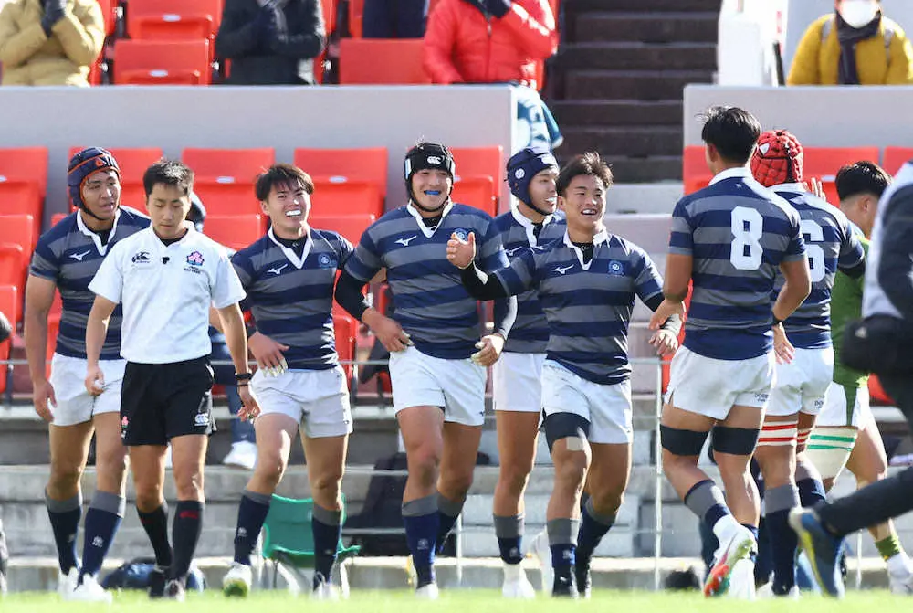 【画像・写真】＜大東文化大・同大＞　後半37分、大森（中央）がトライを決め抱き合って喜ぶ同大フィフティーン　（撮影・後藤　大輝）