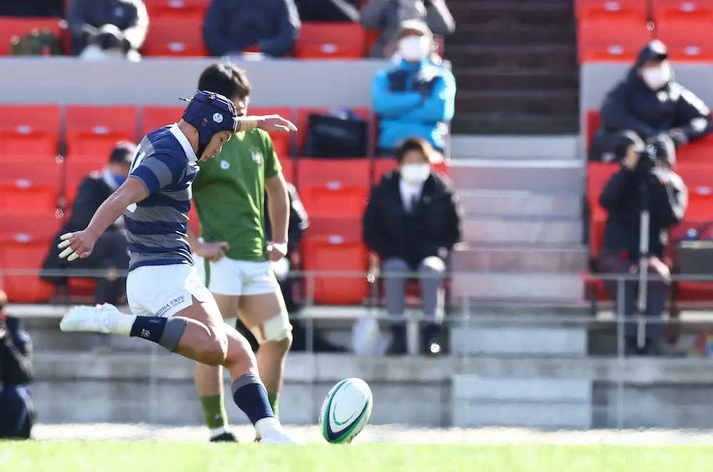 【画像・写真】＜大東文化大・同大＞　後半29分、ペナルティゴールを決める同大SO嘉納（左）　（撮影・後藤　大輝）