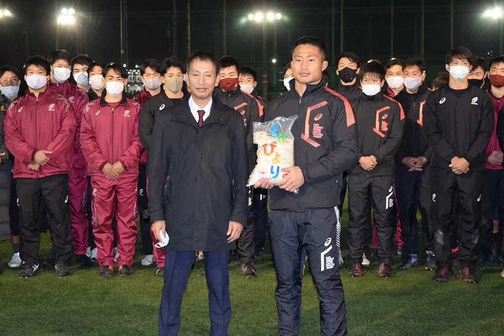 【画像・写真】佐賀県が大学ラグビー日本一目指す早大に牛肉180人分＆県産米60キロ贈呈、山口知事が激励
