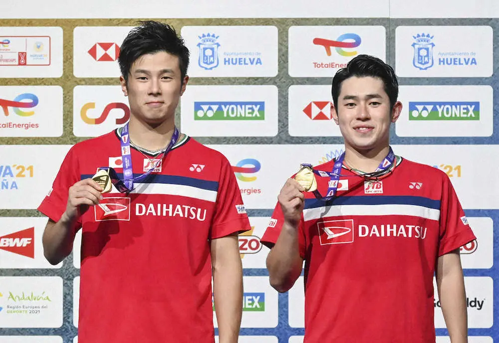 男子ダブルスで初優勝し、メダルを掲げる保木（右）、小林組