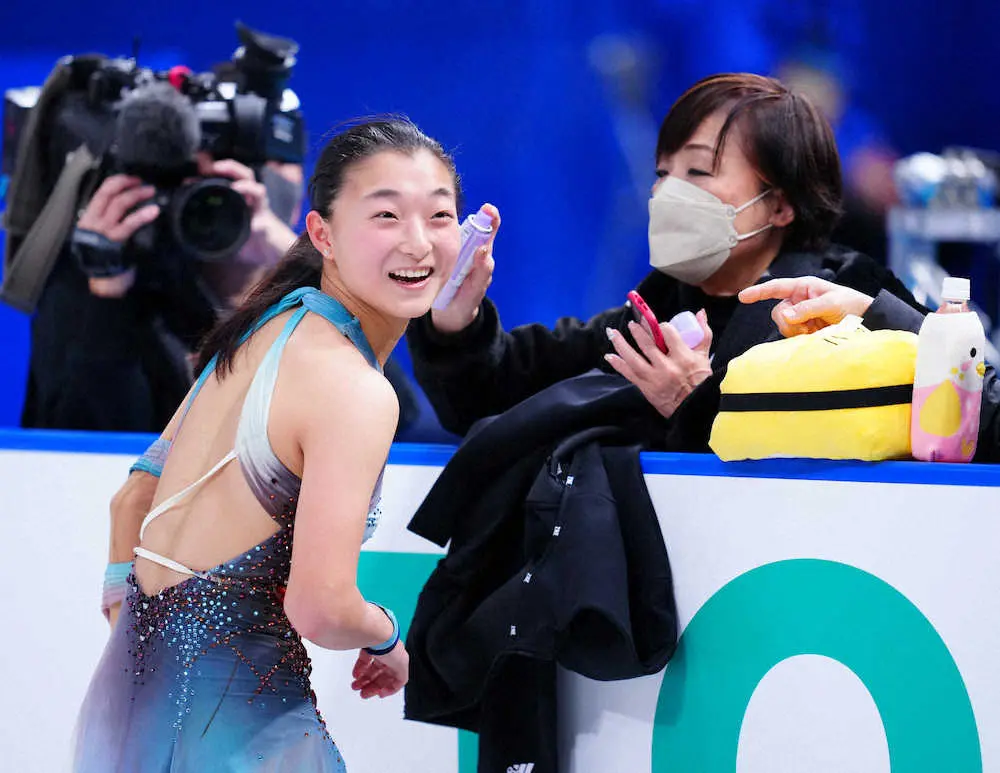 全日本フィギュア第1日 髪をセットする坂本花織 左 撮影 小海途 良幹 スポニチ Sponichi Annex スポーツ