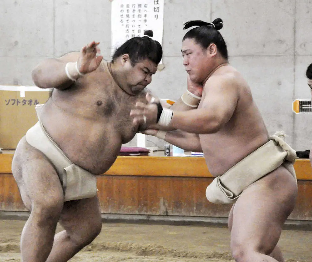 合同稽古で高安（左）と相撲を取る若隆景