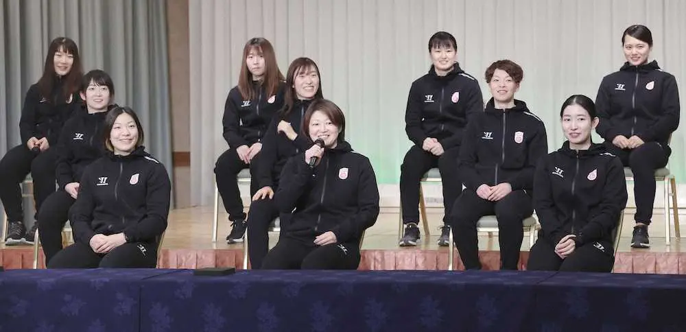 アイスホッケー女子の北京冬季五輪代表に選ばれ、記者会見に出席した（前列左から）大沢ちほ、久保英恵、藤本那菜と志賀紅音（後列右端）ら