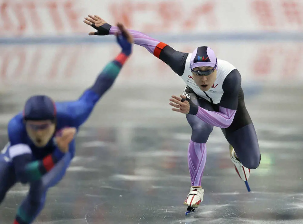 ＜北京五輪日本代表選考会　男子500メートル＞　2位に入った新浜。左は5位の松井（撮影・光山　貴大）