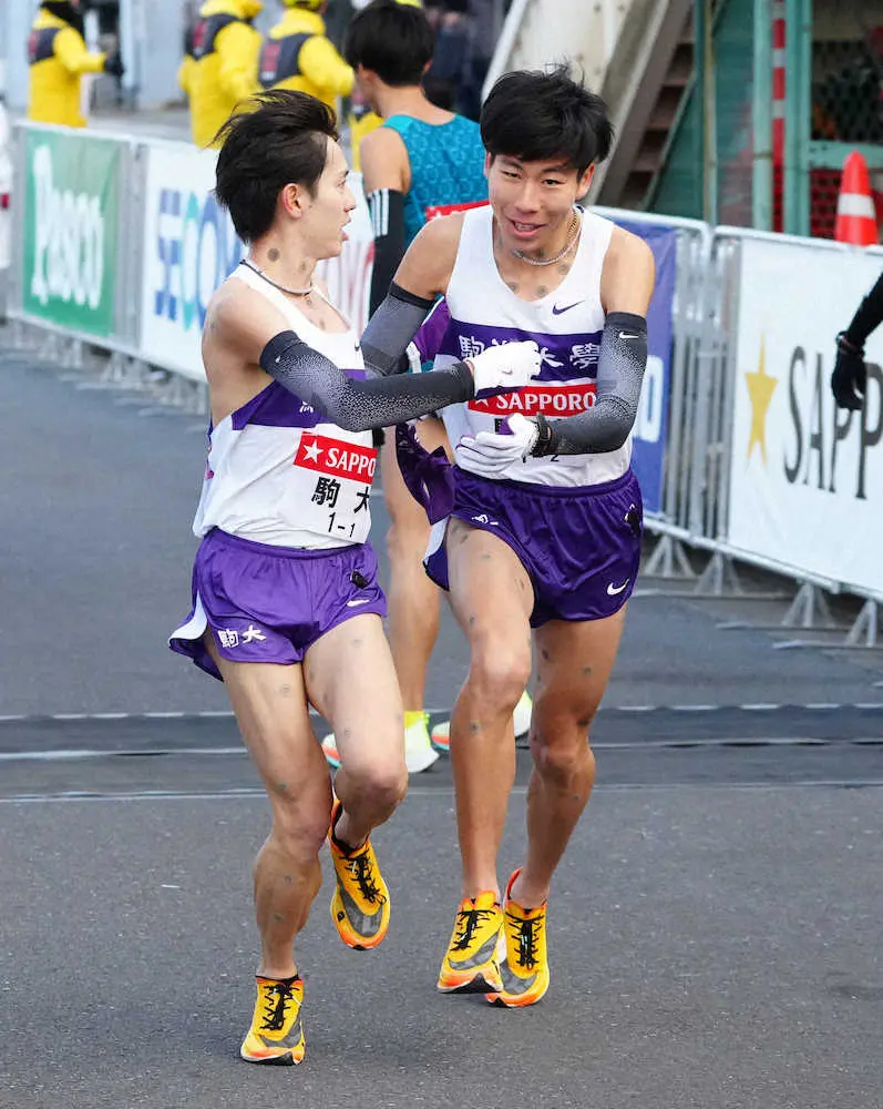 【画像・写真】【箱根駅伝2区】駒大の絶対的エース・田沢は2区歴代4位の快走　首位に押し上げタスキリレー