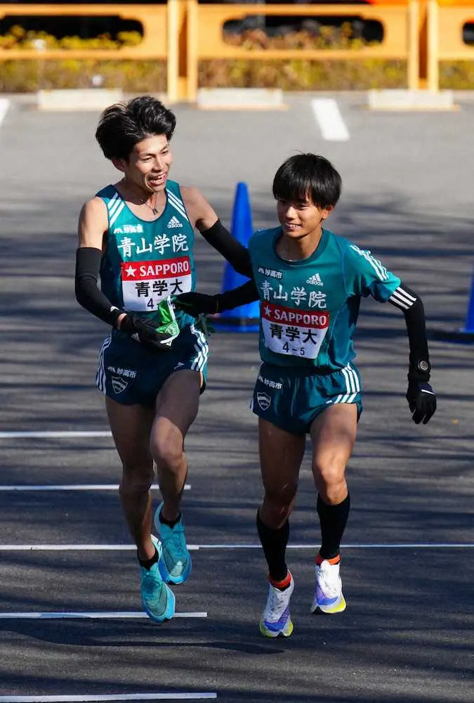 【画像・写真】【箱根駅伝4区】青学大・飯田がトップでタスキ　山登りへ　創価大・嶋津が2度目区間賞