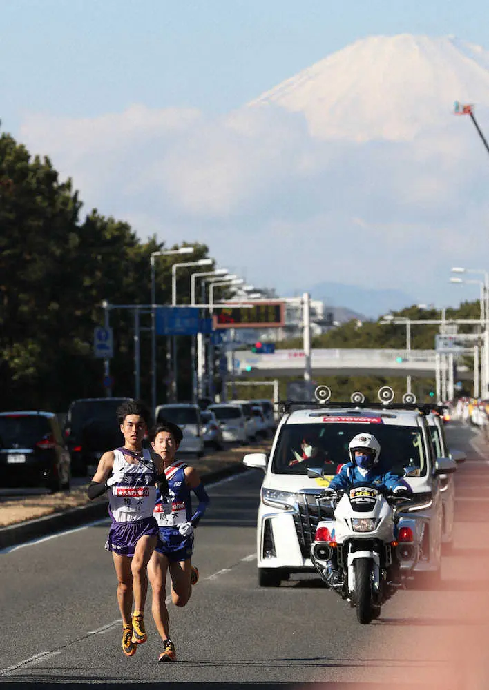 【画像・写真】【箱根駅伝8区】駒大のスピードランナー・鈴木芽吹　終盤に大失速　6位でタスキつなぐも倒れ込む