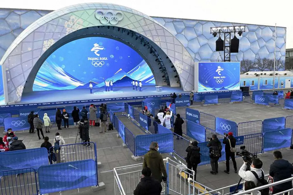 【画像・写真】北京五輪表彰式のリハーサル公開　コロナ対策で選手は自分でメダルを首にかける方式に
