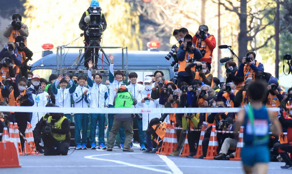 【画像・写真】【箱根駅伝】青学大ぶっちぎりV　88年順大17分9秒以来の大差