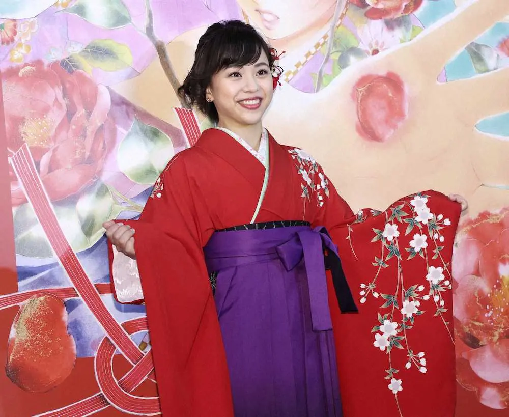 【画像・写真】体操東京五輪銅・村上茉愛さん　イベントで華やか着物姿「せっかくなので赤にしました」照れ笑い