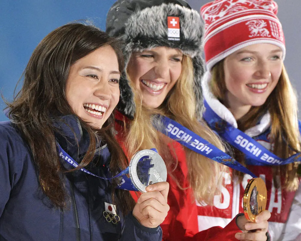 2014年ソチ五輪の表彰式で、金メダルを手に笑顔のパトリツィア・クンマー（中央）、左は銀の竹内智香（共同）